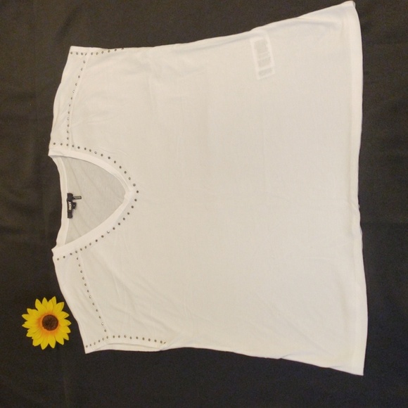 DKNY  Lightweight Sleeveless V-neck studded top. - Picture 1 of 9